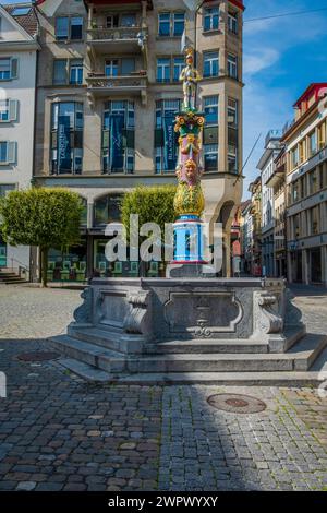 Traditioneller Fritschi-Brunnen in der Mitte des Platzes Stockfoto