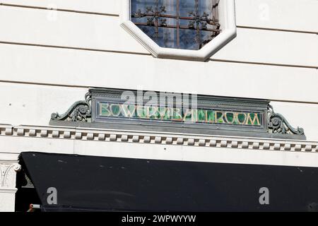 Ein historisches Buntglasdetail im Bowery Ballroom, Veranstaltungsort für Live-Musik und Aufführungsraum in der 6 Delancey St, New York City. Stockfoto