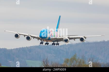 Ein Airbus A380-800 von Emirates landet auf Piste 14 des Flughafen Zürich. Das Langstreckenflugzeug trägt eine Sonderbemalung für die Expo in Dubai 20 Stockfoto