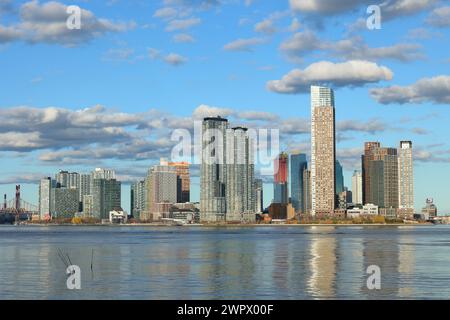 Hunters Point und die Uferpromenade von Long Island City auf der anderen Seite des East River; die vielen Wohnungen aus Glas und Beton am Ufer. Stockfoto