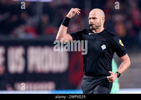 Enschede, Niederlande. März 2024. ENSCHEDE, NIEDERLANDE - 9. MÄRZ: Schiedsrichter Rob Dieperink gibt während des niederländischen Eredivisie-Spiels zwischen dem FC Twente und Sparta Rotterdam am 9. März 2024 in de Grolsch Veste in Enschede, Niederlande. (Foto von Peter Lous/Orange Pictures) Credit: Orange Pics BV/Alamy Live News Stockfoto