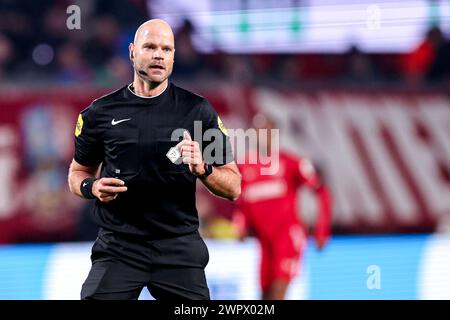 Enschede, Niederlande. März 2024. ENSCHEDE, NIEDERLANDE - 9. MÄRZ: Schiedsrichter Rob Dieperink gibt während des niederländischen Eredivisie-Spiels zwischen dem FC Twente und Sparta Rotterdam am 9. März 2024 in de Grolsch Veste in Enschede, Niederlande. (Foto von Peter Lous/Orange Pictures) Credit: Orange Pics BV/Alamy Live News Stockfoto