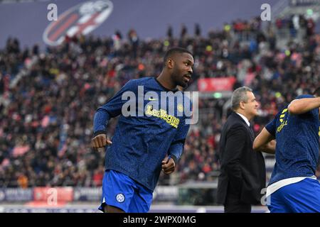 Marcus Thuram vom FC Inter wärmt sich vor dem italienischen Fußballspiel der Serie A zwischen Bologna FC und Inter FC Internazionale am 9. März 2024 im Renato Dall’Ara Stadion in Bologna, Italien Credit: Tiziano Ballabio Stockfoto