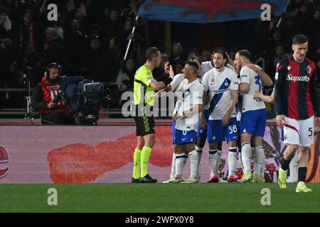 Team des FC Inter feiert nach einem Tor während des italienischen Fußballspiels der Serie A zwischen Bologna FC und Inter FC Internazionale am 9. März 2024 im Renato Dall’Ara Stadion in Bologna, Italien Credit: Tiziano Ballabio Stockfoto