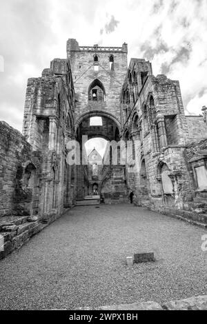 Schwarz-weiß-Blick auf die majestätische gotische Abteikirche der Jedburgh Abbey an der schottischen Grenze. Stockfoto