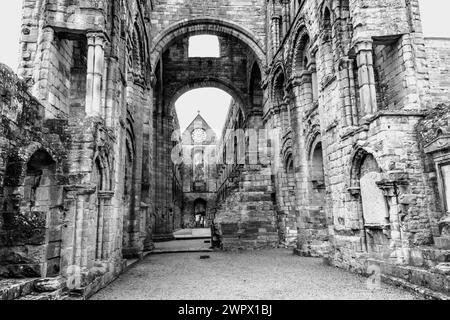 Schwarz-weiß-Blick auf die majestätische gotische Abteikirche der Jedburgh Abbey an der schottischen Grenze. Stockfoto