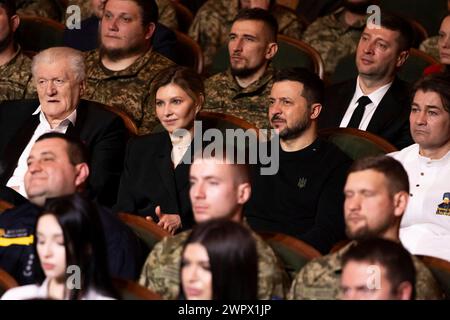 Kiew, Ukraine. März 2024. Der ukrainische Präsident Wolodymyr Zelenskyj und die First Lady Olena Zelenska nehmen an der Verleihung des nationalen Taras-Schewtschenko-Preises 2024 am 9. März 2024 in Kiew, Ukraine, Teil. Der Preis würdigt Künstler, Dichter, Journalisten, Komponisten und Theaterfiguren für ihren herausragenden Beitrag zur Entwicklung der ukrainischen Kultur. Kredit: Ukrainischer Ratsvorsitz/Pressestelle Des Ukrainischen Präsidenten/Alamy Live News Stockfoto