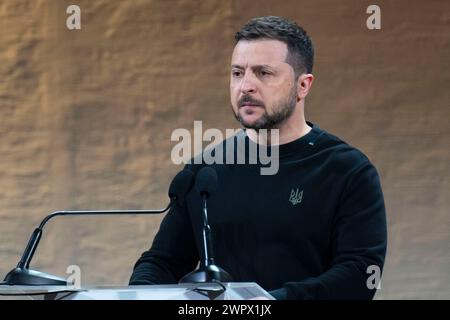 Kiew, Ukraine. März 2024. Der ukrainische Präsident Wolodymyr Zelenskyj steht während der Verleihung des Nationalen Taras-Schewtschenko-Preises 2024 am 9. März 2024 in Kiew, Ukraine, für einen Moment des Schweigens. Der Preis würdigt Künstler, Dichter, Journalisten, Komponisten und Theaterfiguren für ihren herausragenden Beitrag zur Entwicklung der ukrainischen Kultur. Kredit: Ukrainischer Ratsvorsitz/Pressestelle Des Ukrainischen Präsidenten/Alamy Live News Stockfoto