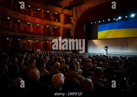 Kiew, Ukraine. März 2024. Der ukrainische Präsident Wolodymyr Zelenskyj hält während der Verleihung des nationalen Taras-Schewtschenko-Preises 2024 am 9. März 2024 in Kiew, Ukraine, eine Rede. Der Preis würdigt Künstler, Dichter, Journalisten, Komponisten und Theaterfiguren für ihren herausragenden Beitrag zur Entwicklung der ukrainischen Kultur. Kredit: Ukrainischer Ratsvorsitz/Pressestelle Des Ukrainischen Präsidenten/Alamy Live News Stockfoto