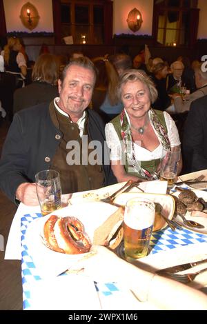 Andreas Karin Giebel Schauspieler München 19.05.2024 Augustiner Keller Starkbier Maximator Augustiner Bier Anstich München *** Andreas Karin Giebel Schauspieler München 19 05 2024 Augustiner Keller Starkbier Maximator Augustiner Bierzapfen München Stockfoto