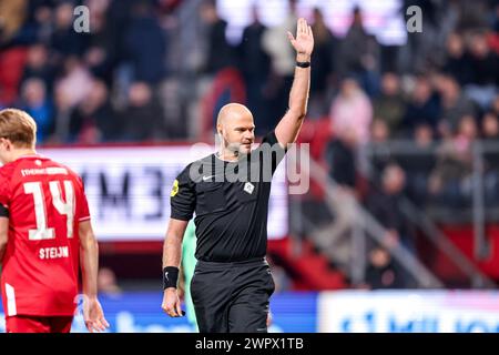 Enschede, Niederlande. März 2024. ENSCHEDE, NIEDERLANDE - 9. MÄRZ: Schiedsrichter Rob Dieperink gibt während des niederländischen Eredivisie-Spiels zwischen dem FC Twente und Sparta Rotterdam am 9. März 2024 in de Grolsch Veste in Enschede, Niederlande. (Foto von Peter Lous/Orange Pictures) Credit: Orange Pics BV/Alamy Live News Stockfoto