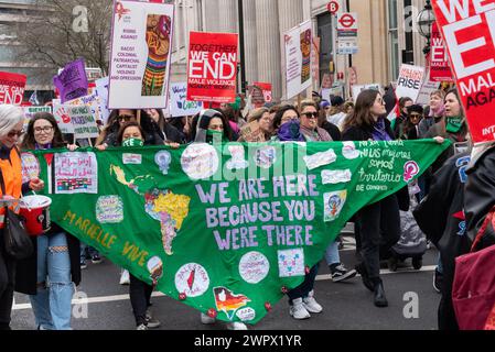 Cockspur Street, Westminster, London, Großbritannien. März 2024. Im Zusammenhang mit dem Internationalen Frauentag am 8. März ist Million Women Rise ein Protest gegen Unterdrückung, Ungleichheit, reproduktive Rechte und männliche Gewalt gegen Frauen und Mädchen in allen ihren Formen. Demonstranten versammelten sich in der Nähe der Oxford Street, bevor sie zum Trafalgar Square fuhren Stockfoto
