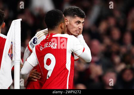 Arsenals Kai Havertz (rechts) feiert mit Teamkollege Gabriel Jesus während des Premier League-Spiels im Emirates Stadium, London, das zweite Tor des Spiels. Bilddatum: Samstag, 9. März 2024. Stockfoto