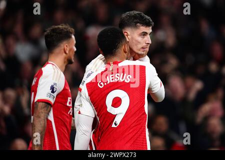 Arsenals Kai Havertz (rechts) feiert mit Teamkollege Gabriel Jesus während des Premier League-Spiels im Emirates Stadium, London, das zweite Tor des Spiels. Bilddatum: Samstag, 9. März 2024. Stockfoto