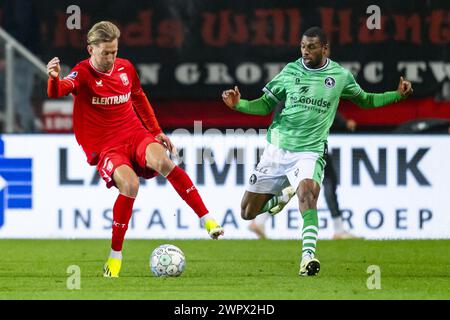 Enschede, Niederlande. März 2024. ENSCHEDE, Stadion Grolsch Veste, 09-03-2024, Saison 2023/2024, niederländischer Eredivisie Football während des Spiels Twente - Sparta FC Twente Spieler Michel VLAP Sparta Rotterdam Spieler sagte Bakari Credit: Pro Shots/Alamy Live News Stockfoto