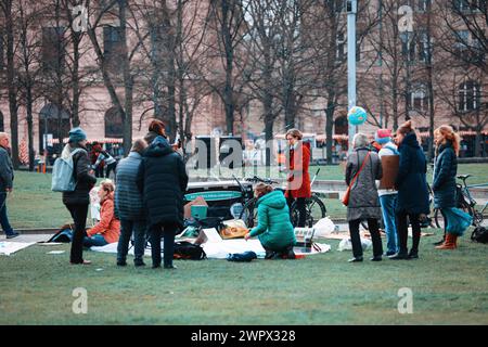 Aktivisten der Gruppe Mütter Rebellion am weltweiten Aktionstag zur Klimagerechtigkeit, 09.3,2024, am Lustgarten, Berlin, Deutschland *** Aktivisten der Gruppe Mütter Rebellion am globalen Aktionstag für Klimagerechtigkeit, 09 3 2024, am Lustgarten, Berlin, Deutschland kreativmedia mothersrebellion 11 Stockfoto