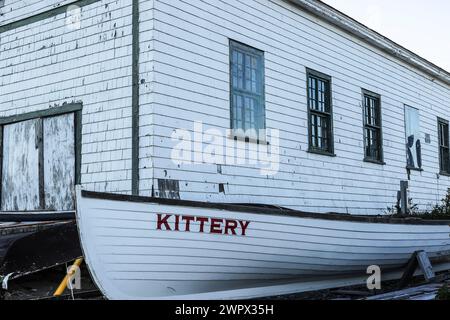 Hull ist eine kleine Fischergemeinde an der Bostoner Südküste. Kleine Dories und Boote säumen einen Teil der Küste hier im Boston Harbor South. Stockfoto