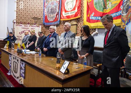 Barnsley, Großbritannien. MÄRZ 2024. Tafelbogenköpfe im stummen Moment der Reflexion in der NUM-Halle Barnsley. Von links nach rechts abgebildetes Panel: Michael „Mick“ Stowe (Bürgermeister von Barnsley) Sharon graham (Gen SEC Unite the Union) Chris Kitchen (Gen SEC NUM) Nicky Wilson (Präsident der NUM) Ian Lavery (MP für Wansbeck) Stephanie Peacock (MP für Barnsley East) Dan Jarvis (MP für Barnsley Central). Credit Milo Chandler/Alamy Live News Stockfoto