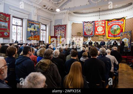 Barnsley, Großbritannien. MÄRZ 2024. Tafelbogenköpfe im stummen Moment der Reflexion in der NUM-Halle Barnsley. Von links nach rechts abgebildetes Panel: Michael „Mick“ Stowe (Bürgermeister von Barnsley) Sharon graham (Gen SEC Unite the Union) Chris Kitchen (Gen SEC NUM) Nicky Wilson (Präsident der NUM) Ian Lavery (MP für Wansbeck) Stephanie Peacock (MP für Barnsley East) Dan Jarvis (MP für Barnsley Central). Credit Milo Chandler/Alamy Live News Stockfoto