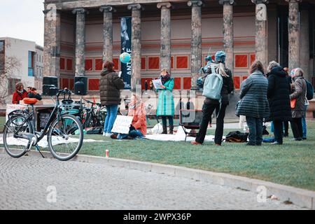 Aktivisten der Gruppe Mütter Rebellion am weltweiten Aktionstag zur Klimagerechtigkeit, 09.3,2024, am Lustgarten, Berlin, Deutschland *** Aktivisten der Gruppe Mütter Rebellion am globalen Aktionstag für Klimagerechtigkeit, 09 3 2024, am Lustgarten, Berlin, Deutschland kreativmedia mothersrebellion 6 Stockfoto