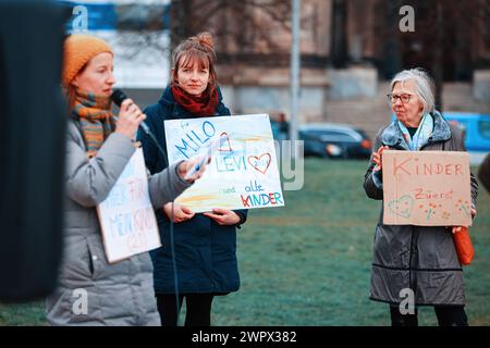 Aktivisten der Gruppe Mütter Rebellion am weltweiten Aktionstag zur Klimagerechtigkeit, 09.3,2024, am Lustgarten, Berlin, Deutschland *** Aktivisten der Gruppe Mütter Rebellion am globalen Aktionstag für Klimagerechtigkeit, 09 3 2024, am Lustgarten, Berlin, Deutschland kreativmedia mothersrebellion 3 Stockfoto