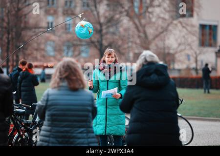 Aktivisten der Gruppe Mütter Rebellion am weltweiten Aktionstag zur Klimagerechtigkeit, 09.3,2024, am Lustgarten, Berlin, Deutschland *** Aktivisten der Gruppe Mütter Rebellion am globalen Aktionstag für Klimagerechtigkeit, 09 3 2024, am Lustgarten, Berlin, Deutschland kreativmedia mothersrebellion 9 Stockfoto