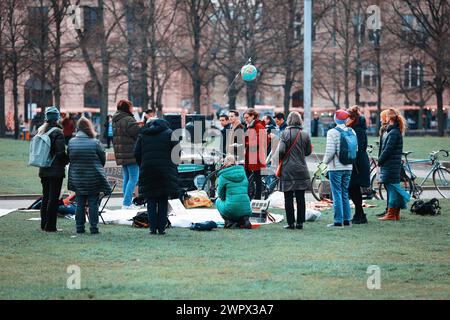 Aktivisten der Gruppe Mütter Rebellion am weltweiten Aktionstag zur Klimagerechtigkeit, 09.3,2024, am Lustgarten, Berlin, Deutschland *** Aktivisten der Gruppe Mütter Rebellion am globalen Aktionstag für Klimagerechtigkeit, 09 3 2024, am Lustgarten, Berlin, Deutschland kreativmedia mothersrebellion 10 Stockfoto