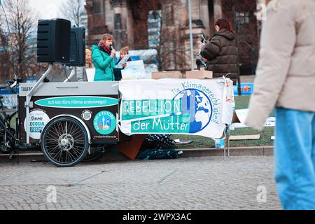 Aktivisten der Gruppe Mütter Rebellion am weltweiten Aktionstag zur Klimagerechtigkeit, 09.3,2024, am Lustgarten, Berlin, Deutschland *** Aktivisten der Gruppe Mütter Rebellion am globalen Aktionstag für Klimagerechtigkeit, 09 3 2024, am Lustgarten, Berlin, Deutschland kreativmedia mothersrebellion 4 Stockfoto