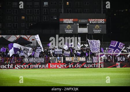 Brüssel, Belgien März 2024. Anderlechts Anhänger wurden vor einem Fußballspiel zwischen RWD Molenbeek und RSC Anderlecht am Samstag, den 9. März 2024 in Brüssel, am 29. Tag der Saison 2023-2024 der ersten Liga der „Jupiler Pro League“ der belgischen Meisterschaft, vorgestellt. BELGA FOTO TOM GOYVAERTS Credit: Belga Nachrichtenagentur/Alamy Live News Stockfoto