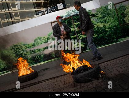 Beirut, Libanon. März 2024. Libanesische Bürger protestieren am 8. März 2024 bei Banken in Hamra, Beirut, Libanon. Seit dem Bankenkollaps im Jahr 2019 ist es libanesischen Einlegern verboten, sich von ihren Ersparnissen zurückzuziehen. Dies war ein Versuch der Banken, die Liquiditätskrise zu bekämpfen, hat aber den Einlegern Schaden zugefügt. (Foto: Collin Mayfield/SIPA USA) Credit: SIPA USA/Alamy Live News Stockfoto