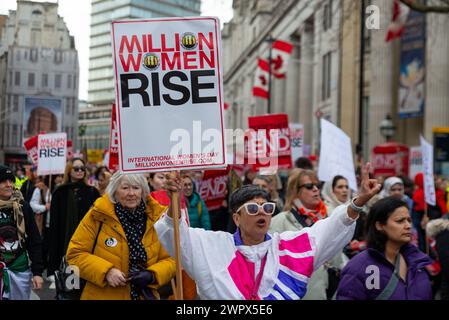 Cockspur Street, Westminster, London, Großbritannien. März 2024. Im Zusammenhang mit dem Internationalen Frauentag am 8. März ist Million Women Rise ein Protest gegen Unterdrückung, Ungleichheit, reproduktive Rechte und männliche Gewalt gegen Frauen und Mädchen in allen ihren Formen. Demonstranten versammelten sich in der Nähe der Oxford Street, bevor sie zum Trafalgar Square fuhren Stockfoto