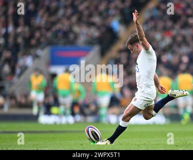 9. März 2024; Twickenham Stadium, London, England: Six Nations International Rugby England gegen Irland; George Ford aus England schießt 8-3 in der 25. Minute ein Elfmetertor Stockfoto