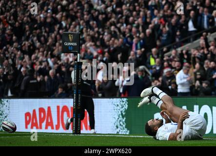 9. März 2024; Twickenham Stadium, London, England: Six Nations International Rugby England gegen Irland; Ollie Lawrence of England taucht ein, um 5-3 in 5. Minute einen Versuch zu erzielen Stockfoto