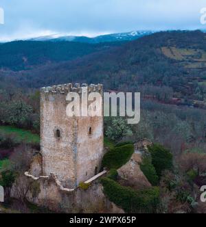 Turm der Stadt Valdeporres in der Merindad von Valdeporres. Die Region Merindades. Burgos. Kastilien und Leon. Spanien. Europa Stockfoto