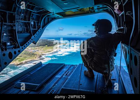 Waimanalo, Hawaii, USA. März 2024. Shelby Lewis, ein Flugingenieur der Company B, 2nd Battalion, 211th Aviation Regiment, 103rd Truppenkommando, Hawaii Army National Guard (HIARNG), führt Flugoperationen während eines CH-47 Chinook-Fluges für das Recruit Sustainment Program (RSP) Training am Regional Training Institute, Waimanalo, Hawaii, durch. März 2024. Die HIARNG RSP-Schulung konzentriert sich hauptsächlich darauf, sicherzustellen, dass der RSP-Krieger mental vorbereitet, administrativ korrekt und physisch bereit ist, die Grundschulung zu absolvieren. (Kreditbild: © Lianne M. Hirano/U.S. A Stockfoto