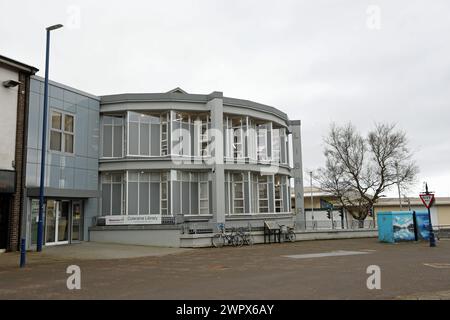 Öffentliche Bibliothek im Stil der 1960er Jahre in Coleraine in Nordirland Stockfoto