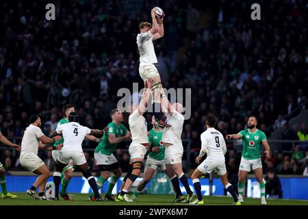 London, Großbritannien. März 2024. Die Engländerin Ollie Chessum war beim Guinness Six Nations Spiel zwischen England und Irland und Twickenham im Line Out. Quelle: Ben Whitley/Alamy Live News Stockfoto