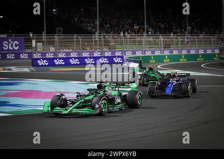 77 BOTTAS Valtteri (FIN), Stake F1 Team Kick sauber C44 und 02 SARGEANT Logan (usa), Williams Racing FW46, Action während des Formel 1 STC Saudi Arabian Grand Prix 2024, 2. Runde der Formel 1 Weltmeisterschaft 2024 vom 7. Bis 9. März 2024 auf dem Jeddah Corniche Circuit, in Dschidda, Saudi-Arabien Stockfoto