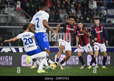 Bologna, Italien. März 2024. Hakan Calhanoglu (FC Internazionale Milano) tritt um den Ball mit Joshua Zirkzee (Bologna FC) während des Serie A Tim Spiels zwischen Bologna und Inter FC - Serie A TIM im Renato Dall'Ara Stadion - Sport, Fußball - Bologna, Italien - Samstag, 9. März 2024 (Foto: Massimo Paolone/LaPresse) Credit: LaPresse/Alamy Live News Stockfoto