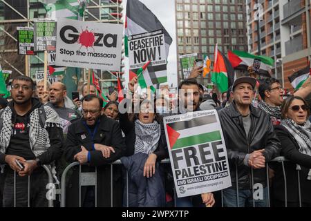 London, Großbritannien. März 2024. Demonstranten versammeln sich im Zentrum Londons hinter Metallbarrikaden, halten Schilder und Fahnen, die einen Waffenstillstand in Gaza und ein Ende der israelischen Besatzung fordern. Viele tragen Keffiyehs und singen in Solidarität mit Palästina. Sichtbare Plakate sind „FREIES PALÄSTINA“, „WAFFENSTILLSTAND JETZT“ und „stoppt das Massaker“. Tausende von Menschen versammeln sich in der Hyde Park Corner und marschieren dann zur amerikanischen Botschaft, um einen Waffenstillstand in Gaza zu fordern. Penelope Barritt/Alamy Live News Stockfoto