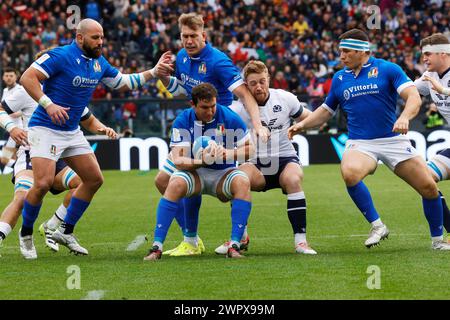 9. März 2024; Stadio Olimpico, Rom, Italien: Six Nations International Rugby, Italien gegen Schottland; Michele Lamaro von Italien schützt den Ball Stockfoto