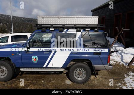 Ovcarna, Jeseniky, Tschechische Republik, Tschechien - 8. März 2024: Bergrettungsdienst. Geländewagen und Auto für Retter. Stockfoto