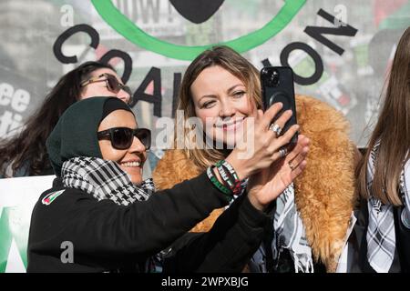 London, Großbritannien. März 2024. Sängerin Charlotte Church schließt sich Zehntausenden palästinensischer Unterstützer an, die vom Hyde Park zur US-Botschaft durch London marschieren und zu einem Waffenstillstand und einem Ende der Unterstützung Großbritanniens und der USA für die Belagerung, Bombardierung und Invasion von Gaza durch Israel auffordern. Unter der israelischen Blockade seit 2007 wurde Gaza vom Generalsekretär der Vereinten Nationen Antonio Guterres als "Friedhof für Kinder" bezeichnet. Quelle: Ron Fassbender/Alamy Live News Stockfoto