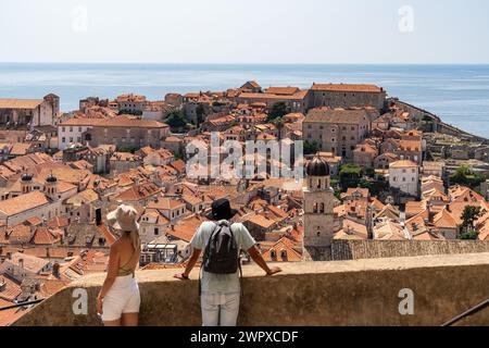 Ein Paar steht auf der Spitze der Stadtmauern von Dubrovnik, Kroatien Stockfoto