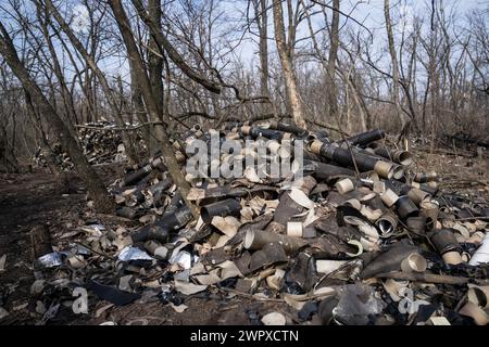 Donbass, Ukraine. März 2024. Ein Haufen verbrauchter Munition, der von einer L119-Howitzer-Einheit in der 80. Luftangriffbrigade der Ukraine an einer unbekannten Stelle in der Nähe von Bakhmut eingesetzt wurde. Im Osten der Ukraine haben die Streitkräfte des Landes darum gekämpft, den Boden wiederzuerlangen, der den russischen Truppen letztes Jahr verloren gegangen ist, vor allem, weil die Munition knapp ist. Quelle: SOPA Images Limited/Alamy Live News Stockfoto