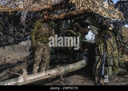 Donbass, Ukraine. März 2024. Eine L119-Howitzer-Einheit der 80. Ukrainischen Luftangriffsbrigade operiert an einem unbekannten Ort in der Nähe von Bakhmut. Im Osten der Ukraine haben die Streitkräfte des Landes darum gekämpft, den Boden wiederzuerlangen, der den russischen Truppen letztes Jahr verloren gegangen ist, vor allem, weil die Munition knapp ist. Quelle: SOPA Images Limited/Alamy Live News Stockfoto