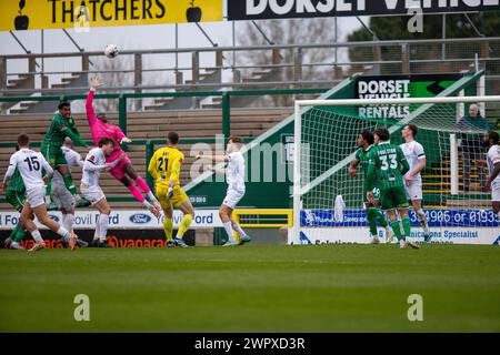 Morgan Williams aus Yeovil Town und Rice Charles-Cook aus Welling United sogar Yeovils Keeper Joe Day (Leihgabe aus Newport County) kam während der N Stockfoto