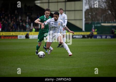 Sonny Blu Lo-Everton aus Yeovil Town und Choiri Johnsonof Welling Vereinigten sich während des National League South Matches im Huish Park Stadium, Yeovil Picture Stockfoto