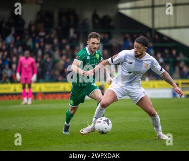 Sonny Blu Lo-Everton aus Yeovil Town und Choiri Johnsonof Welling Vereinigten sich während des National League South Matches im Huish Park Stadium, Yeovil Picture Stockfoto