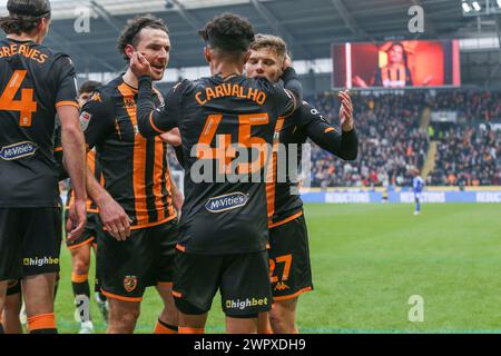 Rumpf, Großbritannien. März 2024. Hull City Mittelfeldspieler Fabio Carvalho (45) erzielt ein TOR 1-0 und feiert mit Hull City Mittelfeldspieler Regan Slater (27) Hull City Verteidiger Lewis Coyle (2) während des Hull City AFC gegen Leicester City FC SKY BET EFL Championship Match im MKM Stadium, Hull, England, Vereinigtes Königreich am 9. März 2024 Credit: Every Second Media/Alamy Live News Stockfoto